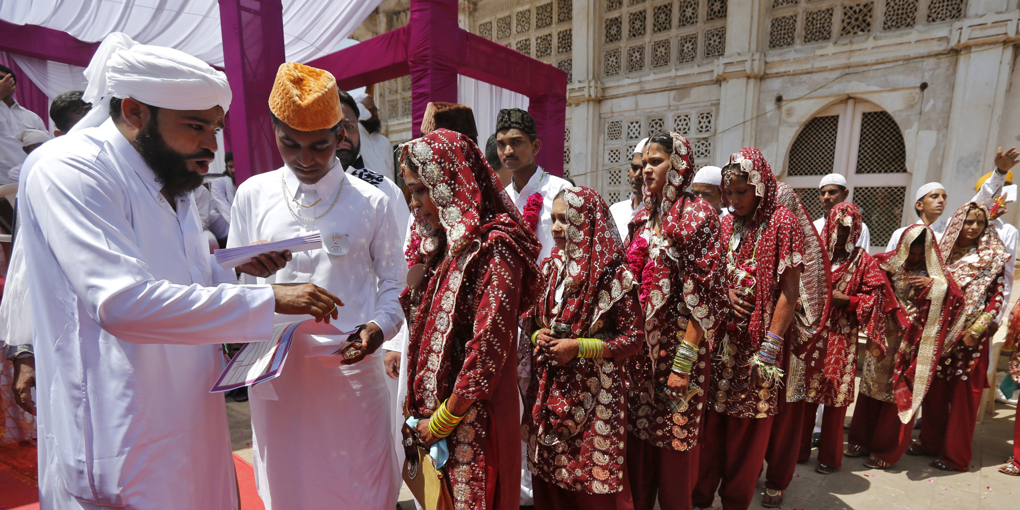 وزير هندي يأمر بتوزيع 10 آلاف عصا خشبية على نساء حديثات الزواج لضرب أزواجهن