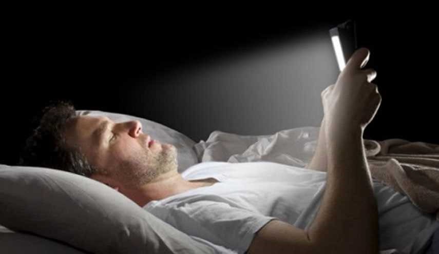 دراسة: إضاءة الغرفة أثناء النوم تزيد من مخاطر الإصابة بأمراض قاتلة