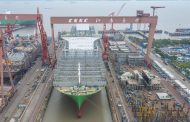 تسليم أكبر سفينة حاويات في العالم طولها 400