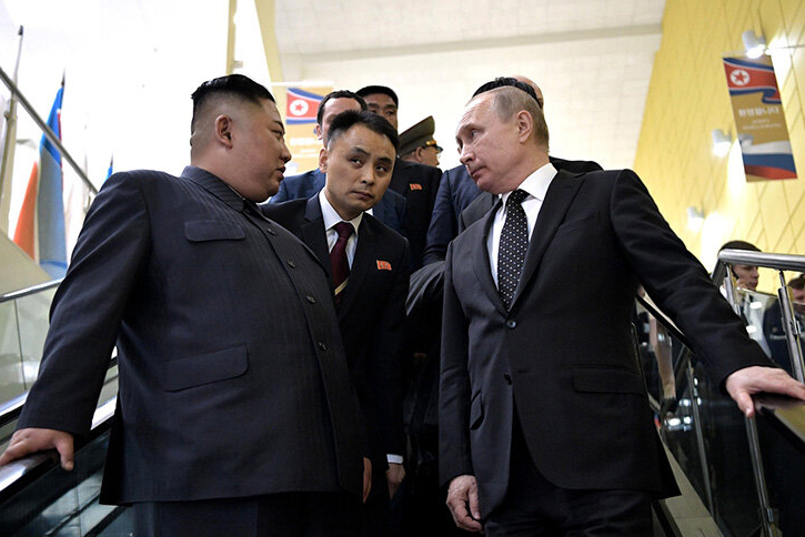 كيم جونغ أون يغادر روسيا حاملا هدايا شملت مسيرات وسترة واقية
